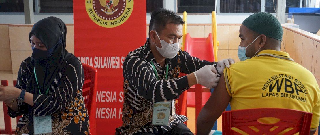 Binda Sulsel bekerjasama dengan Rutan Kelas IIA Kabupaten Bulukumba serta Pemerintah Kabupaten Bulukumba melakukan pelayanan vaksinasi bagi 498 warga binaan, Kamis, 28 April 2022. Binda Sulsel bekerjasama dengan Rutan Kelas IIA Kabupaten Bulukumba serta Pemerintah Kabupaten Bulukumba melakukan pelayanan vaksinasi bagi 498 warga binaan, Kamis, 28 April 2022.