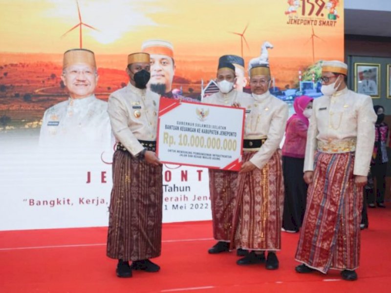Hadiri Hari Jadi Jeneponto, Gubernur Serahkan Bantuan Keuangan Rp 10 Miliar