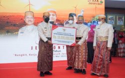 Hadiri Hari Jadi Jeneponto, Gubernur Serahkan Bantuan Keuangan Rp 10 Miliar