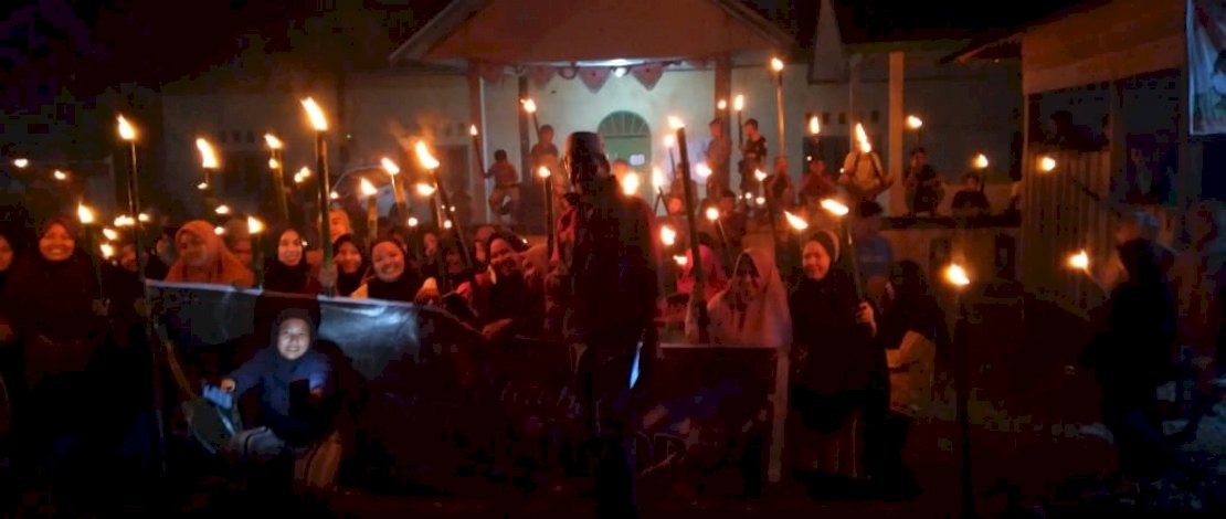 Pertama Kalinya, Ratusan Warga Desa Pompaniki Luwu Utara Ikuti Takbir Keliling dengan Pawai Obor