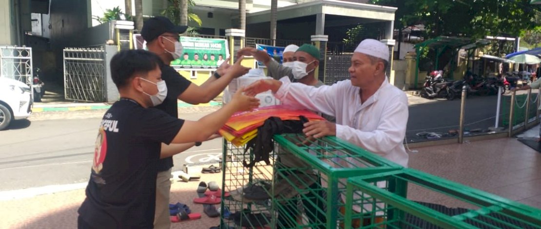 Pembagian Masker di Salah Sayu Mesjid di Kota Makassar. Pembagian Masker di Salah Sayu Mesjid di Kota Makassar.