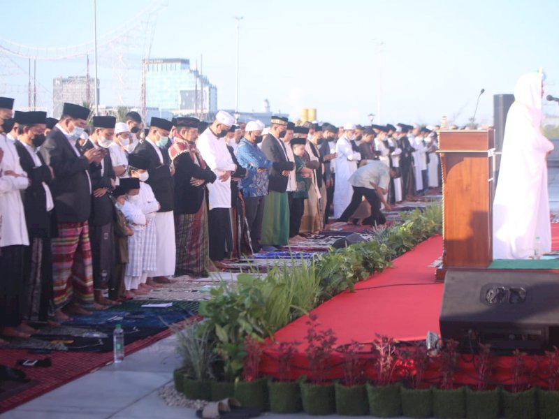 Gubernur Sulsel Salat Ied Bersama Warga di Pelataran Masjid Kubah 99 Asmaul Husna