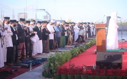 Gubernur Sulsel Salat Ied Bersama Warga di Pelataran Masjid Kubah 99 Asmaul Husna