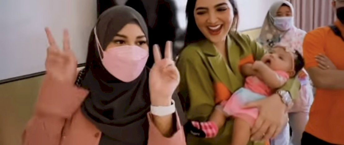 Keseruan keluarga Anang dan Atta sebelum lebarang diabadikan Atta Halilintar di Instagram Storynya. Keseruan keluarga Anang dan Atta sebelum lebarang diabadikan Atta Halilintar di Instagram Storynya.