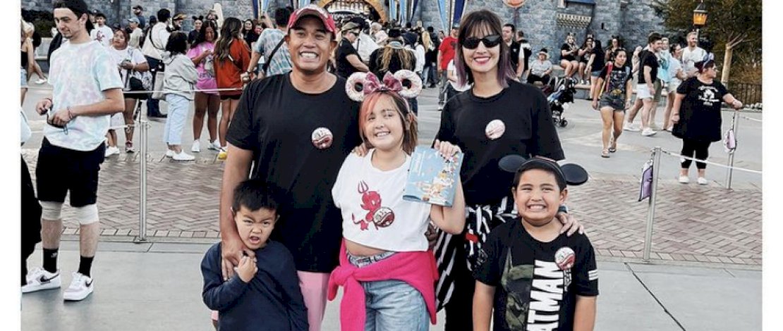 Potret Nia Ramadhani dan keluarganya saat liburan di luar negeri.