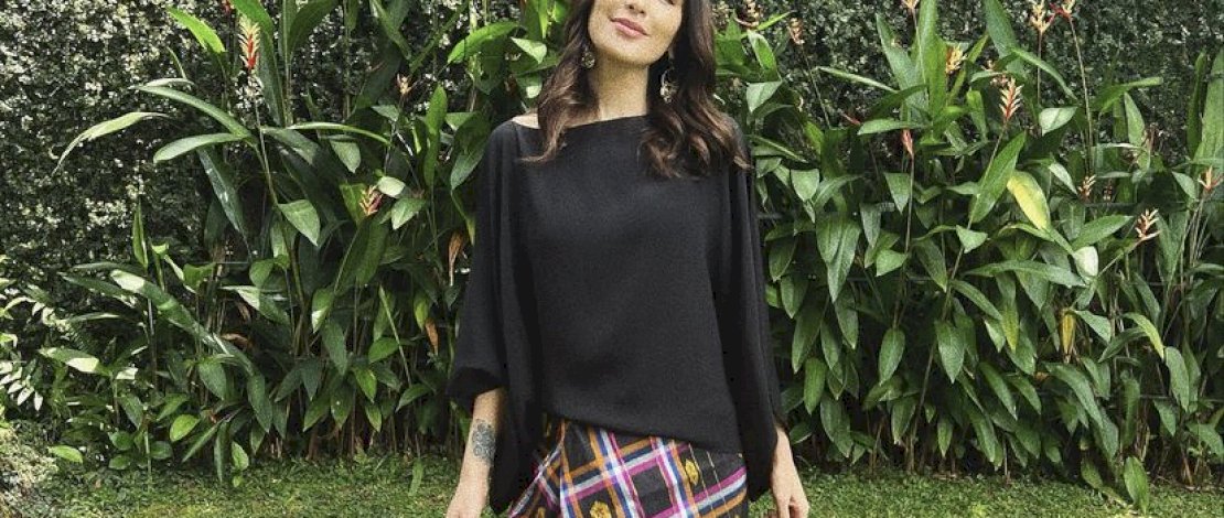 Sophia Latjuba mengenakan sarung khas bugis saat memperingati hari raya idulfitri.