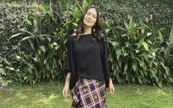 Sophia Latjuba Tampil Menawan Kenakan Sarung Khas Bugis di Hari Raya Idulfitri