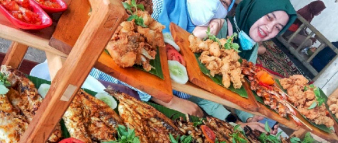 Menikmati Ikan Bakar dan Sunset di Warung Pandanga