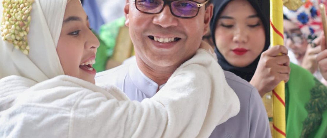 Sumringah, Danny Pomanto Gendong Aura Usai Proses Siraman