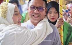 Sumringah, Danny Pomanto Gendong Aura Usai Proses Siraman