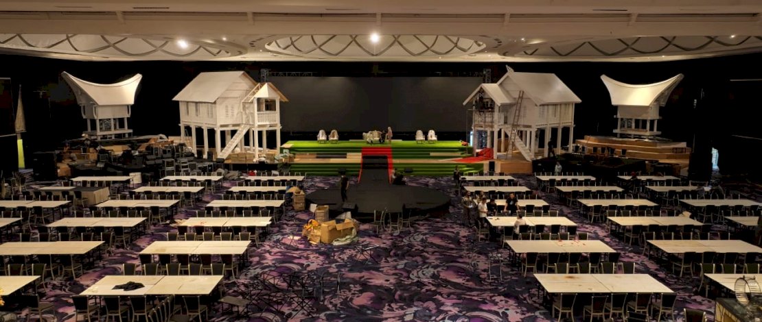 Venue tempat akad nikah Aura yang didominasi warna putih memberikan kesan Sederhana namun tetap elegan