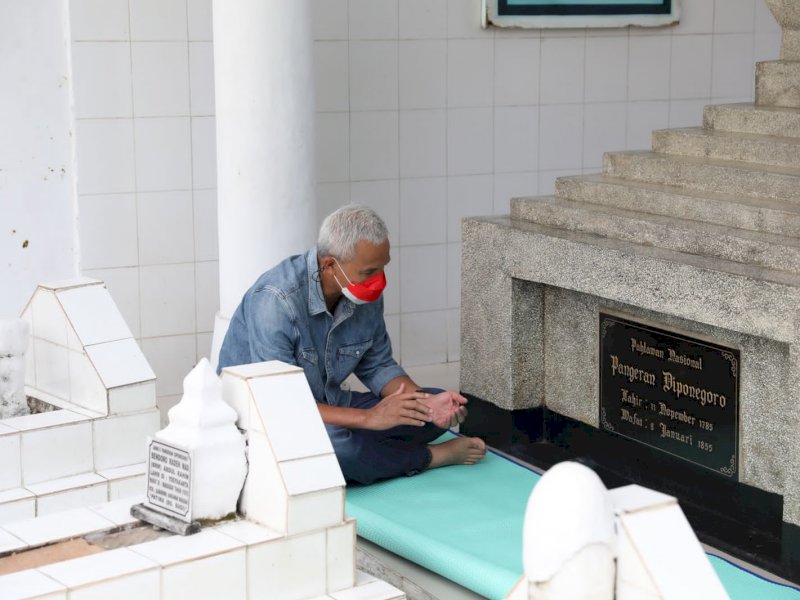 Berada di Makassar, Gubernur Jawa Tengah Ganjar Pranowo sempatkan Ziarah ke Makam Pangeran Diponegoro
