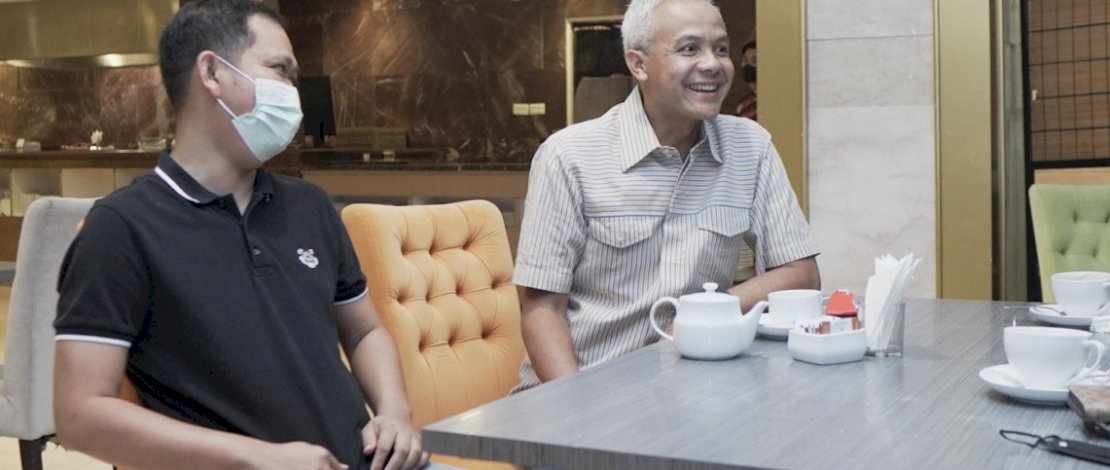 Gubernur Jawa Tengah, Ganjar Pranowo, saat bertemu dr Fadli Ananda SpOg MKes, di Makassar, Jumat, 6 Mei 2022.