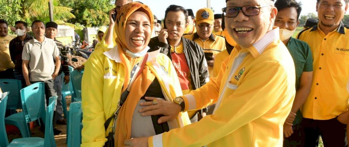 Ibu Hamil Di Takalar Dapat Hadiah 4 Ekor Kambing, Taufan Pawe: Salam Hangat Dari Airlangga Hartarto
