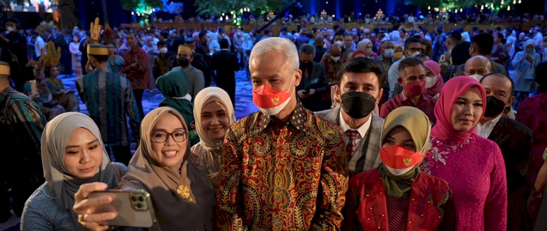 Ganjar sewaktu menghadiri pesta pernikahan anak Walikota Makassar. Ganjar sewaktu menghadiri pesta pernikahan anak Walikota Makassar.