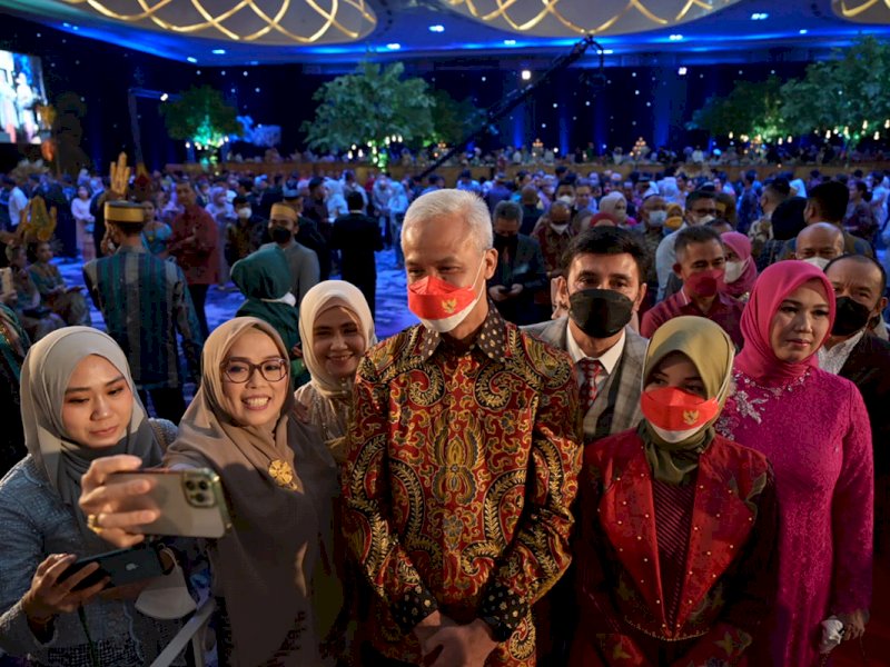 Ganjar Pranowo Gandeng Istri Bergaya Ala Citayam Fashion Week, Netizen: Cute Banget 