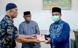 Gubernur Sulsel Serahkan Wakaf Al-Quran dan Hibah Sarana Masjid di Soppeng