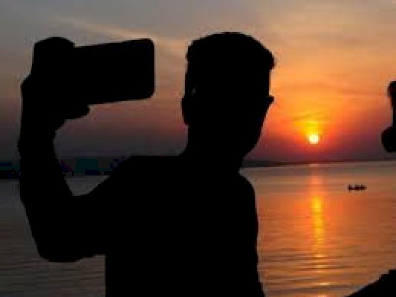 Bule Kanada Patah Tangan Jatuh ke Bawah Jembatan saat Selfie Berlatar Sunset   