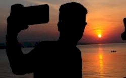 Bule Kanada Patah Tangan Jatuh ke Bawah Jembatan saat Selfie Berlatar Sunset   