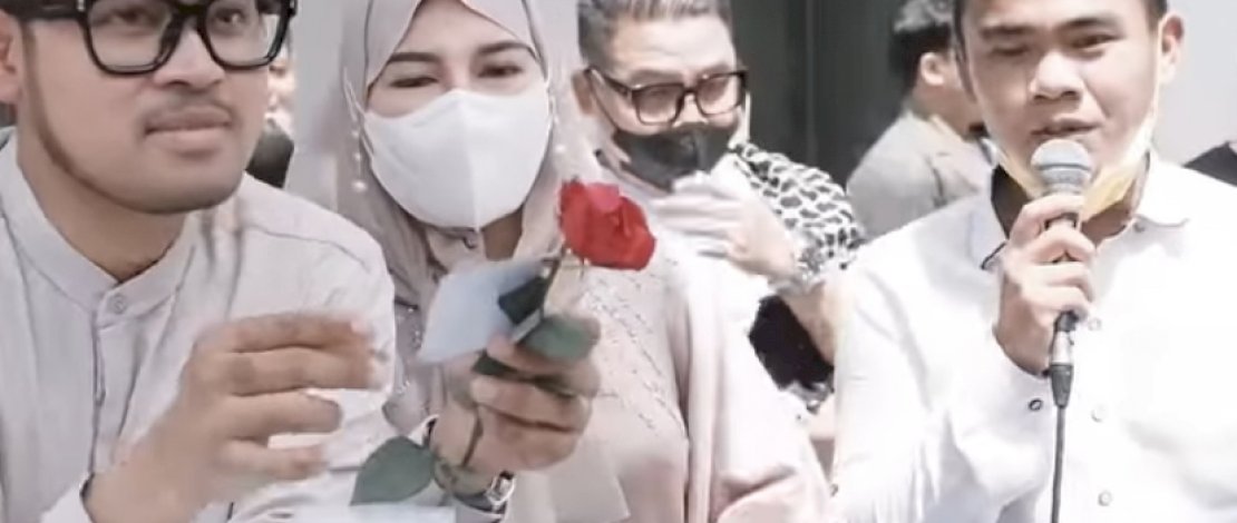 Salah satu potret kemeriahan ulang tahun Juragan 99, yang dirayakan di kediamannya di Malang. 