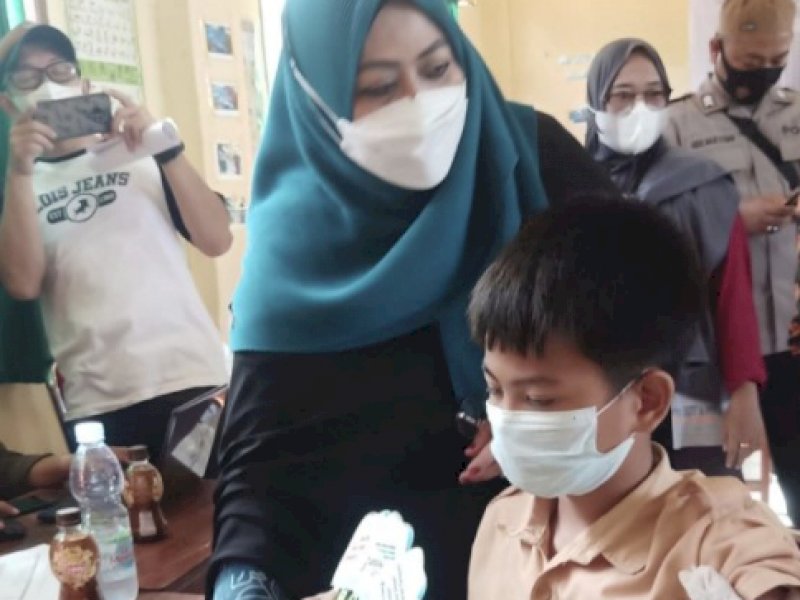 Erna Rasyid Taufan Pantau Pelaksanaan Vaksinasi Anak Usia 6-11 Tahun
