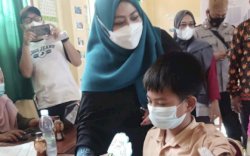 Erna Rasyid Taufan Pantau Pelaksanaan Vaksinasi Anak Usia 6-11 Tahun