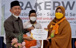 Jadi Inspirator Perempuan Penggerak Zakat, Istri Taufan Pawe Terima Penghargaan Lazismu Award