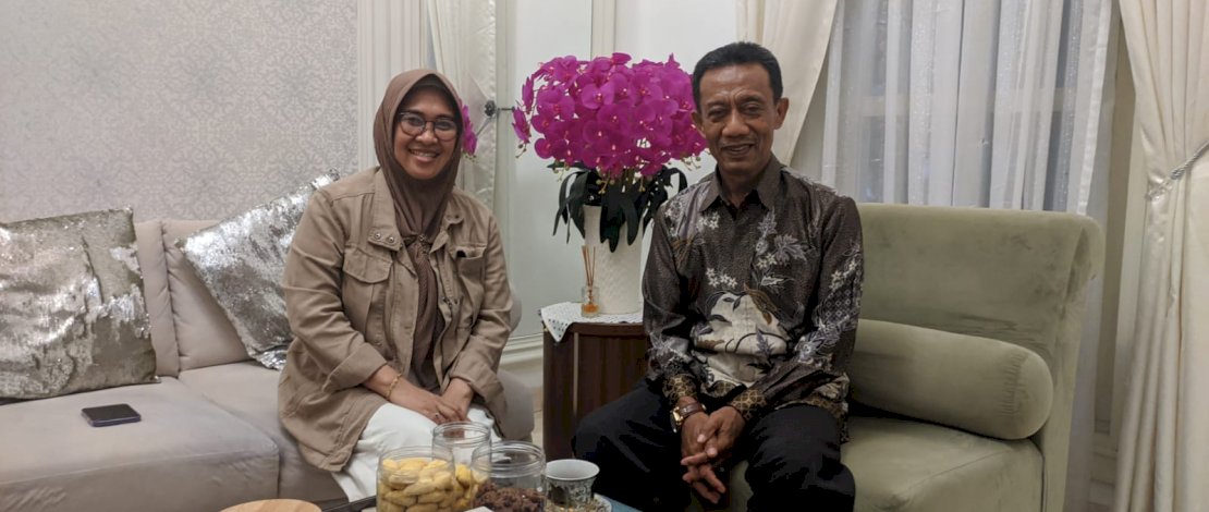 Masih suasana hari raya Idul Fitri, Husniah Talenrang mendapat kunjungan mantan Calon Wakil Bupati Gowa 2015 lalu, Khairil Muin. Selain silaturahmi, dua tokoh tersebut bincang-bincang soal pembangunan daerah dan situasi politik di Kabupaten Gowa, Senin (9/5/2022) malam.