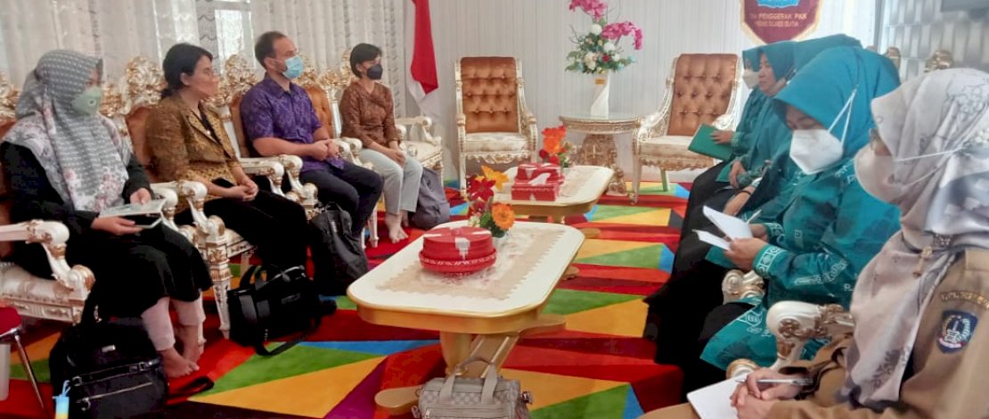 Organisasi Internasional yang bergerak di bidang kemanusiaan dan pembangunan untuk hak setiap anak, UNICEF, menemui Kelompok Kerja (Pokja) IV PKK Sulawesi Selatan (Sulsel), di Gedung PKK Sulsel, di Jalan Masjid Raya Makassar, kemarin. Organisasi Internasional yang bergerak di bidang kemanusiaan dan pembangunan untuk hak setiap anak, UNICEF, menemui Kelompok Kerja (Pokja) IV PKK Sulawesi Selatan (Sulsel), di Gedung PKK Sulsel, di Jalan Masjid Raya Makassar, kemarin.
