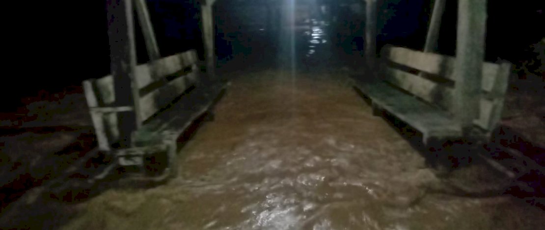 Hujan deras yang berlangsung lama di Kabupaten Luwu, menyebabkan terjadinya tanah longsor dan banjir di beberapa titik, pada 9 - 10 Mei 2022. Hujan deras yang berlangsung lama di Kabupaten Luwu, menyebabkan terjadinya tanah longsor dan banjir di beberapa titik, pada 9 - 10 Mei 2022.