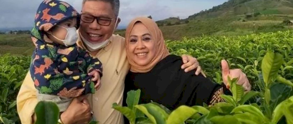 Kemesraan Walikota Parepare dengan Usia Pernikahan 30 Tahun