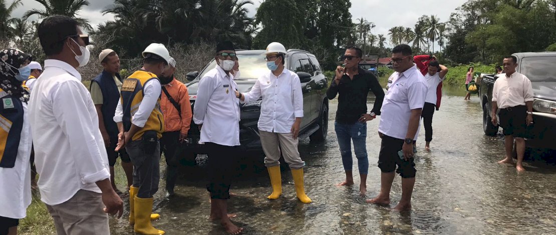 Wakil Bupati Luwu Utara, Suaib Mansur, didampingi Camat Malangke, mengunjungi Desa Benteng, Kecamatan Malangke, Rabu, 11 Mei 2022. Ia meninjau titik banjir yang saat ini telah menggenangi ruas jalan.