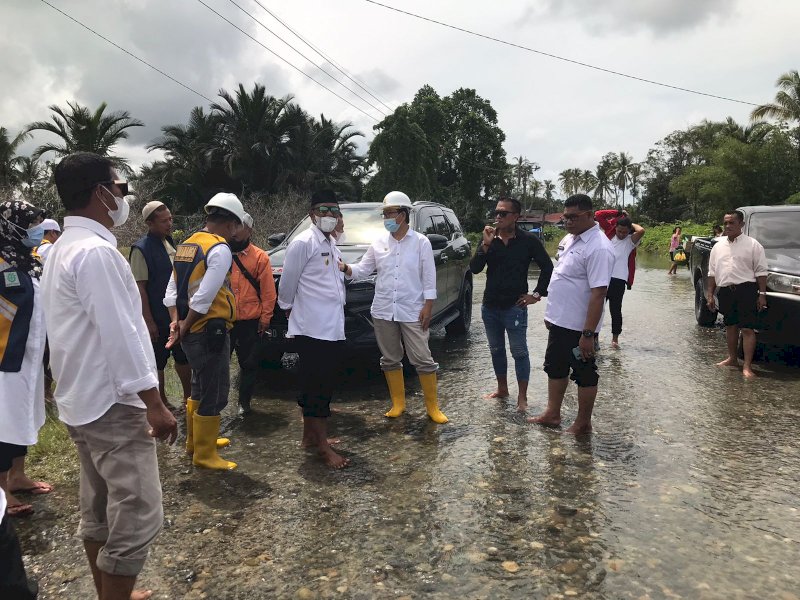 Suaib Mansur Tinjau Titik Banjir di Malangke