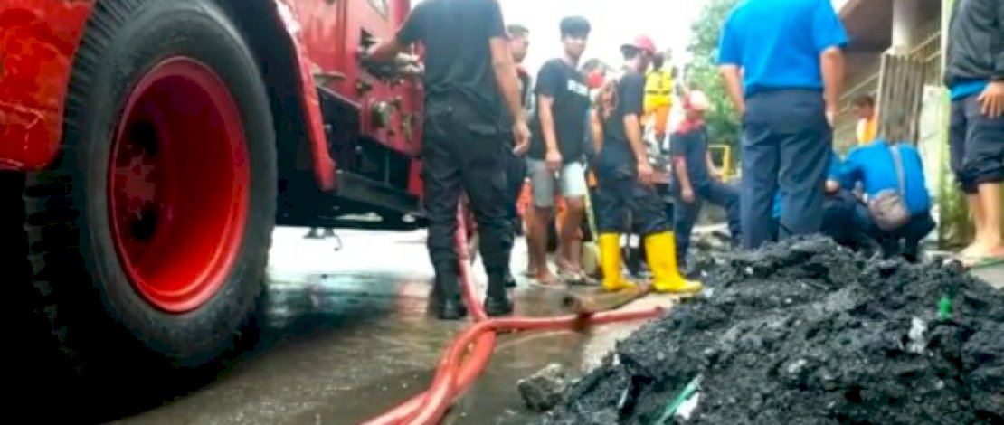 Damkar-DLH Parepare Sinergi Bersihkan Drainase Tersumbat