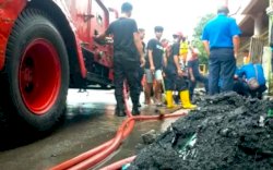 Damkar-DLH Parepare Sinergi Bersihkan Drainase Tersumbat