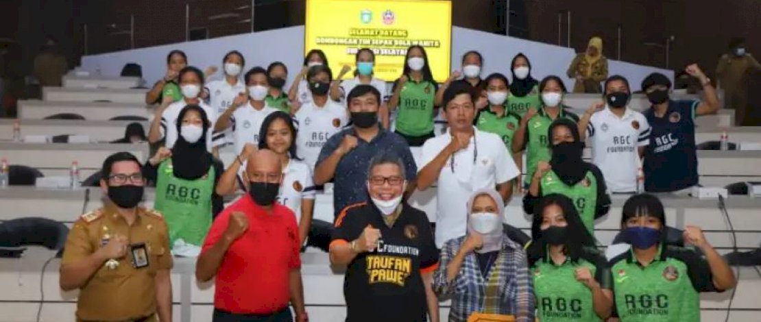 Lepas Tim Sepak Bola Wanita Sulsel, Wali Kota Parepare Taufan Pawe Beri Dana dan Janjikan Bonus