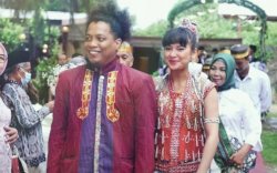 Arie Kriting dan Indah Permatasari Gelar Syukuran Pernikahan di Buton 