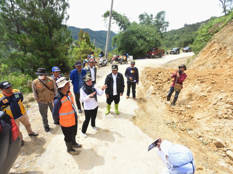 Tinjau Lokasi Longsor, Ini  Instruksi Bupati Indah