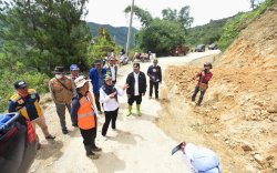 Tinjau Lokasi Longsor, Ini  Instruksi Bupati Indah