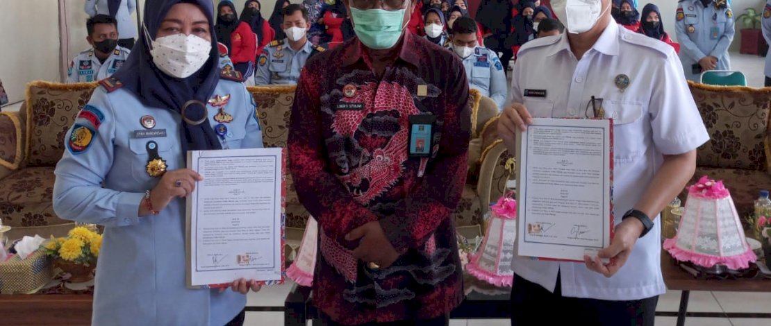 Kepala Kantor Wilayah Kemenkumham Sulawesi Selatan (Sulsel), Liberti Sitinjak, membuka secara resmi Program Rehabilitasi Sosial bagi Warga Binaan Pemasyarakatan (WBP) Lapas Perempuan Kelas IIA Sungguminasa Tahun 2022, Kamis, 12 Mei 2022.