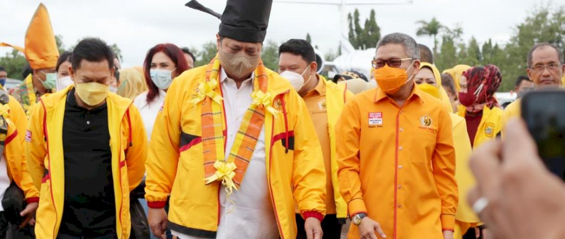 Ketua DPD I Partai Golkar Sulsel, HM Taufan Pawe, kembali menegaskan jika kader Golkar se-Sulsel tetap solid untuk mengantarkan Ketua Umum DPP Golkar Airlangga Hartarto sebagai Presiden 2024. Ketua DPD I Partai Golkar Sulsel, HM Taufan Pawe, kembali menegaskan jika kader Golkar se-Sulsel tetap solid untuk mengantarkan Ketua Umum DPP Golkar Airlangga Hartarto sebagai Presiden 2024.