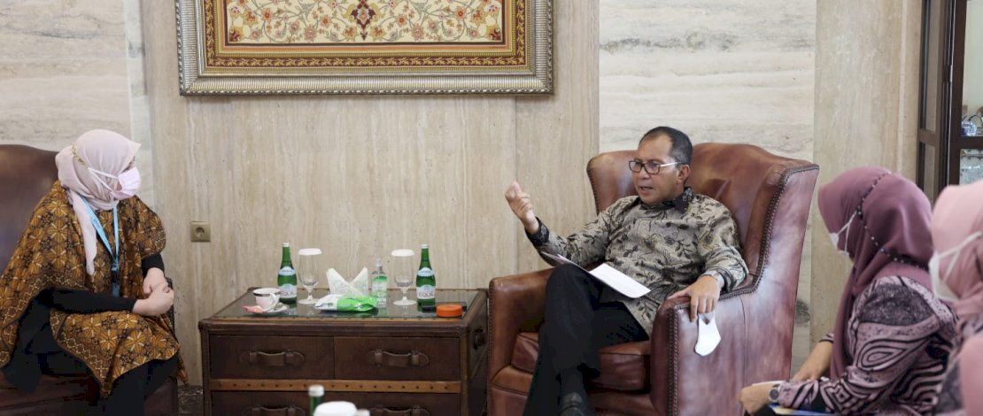 Senior Program Manager South Sulawesi, Salwa Mochtar, saat melakukan audience dengan Wali Kota Makassar, Moh Ramdhan &lsquo;Danny&rsquo; Pomanto, di kediaman pribadinya, Kamis, 12 Mei 2022.