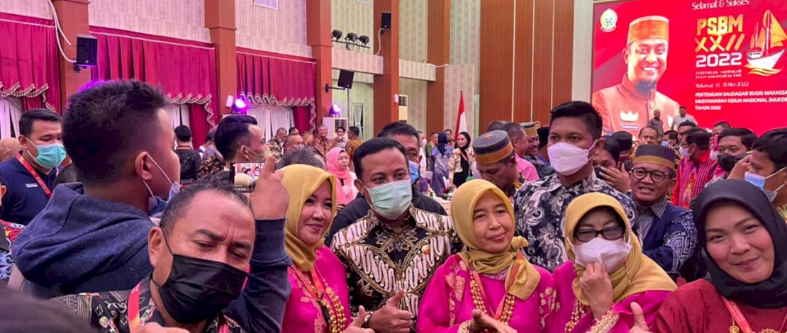 Bule Eropa Sebut PSBM Tradisi yang Menginspirasi dan Berfoto dengan Andi Sudirman