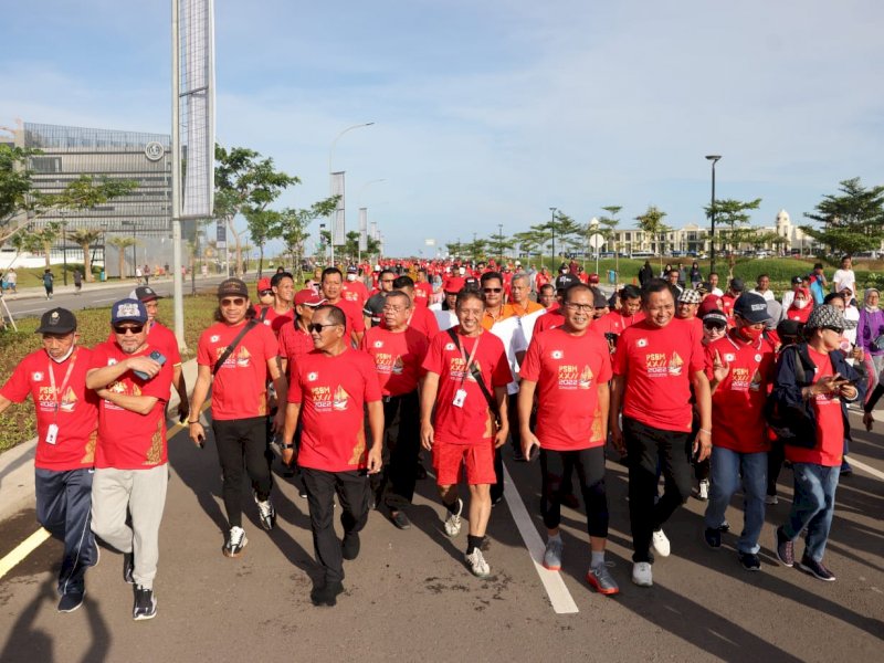 Danny Dampingi Aksa Mahmud Lepas Ribuan Peserta Jalan Santai PSBM