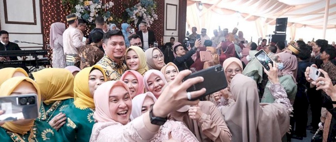 Duet Bupati Gowa-Fadly Hingga jadi Rebutan Selfi di Pernikahan Anak Bupati Jeneponto&nbsp; &nbsp;