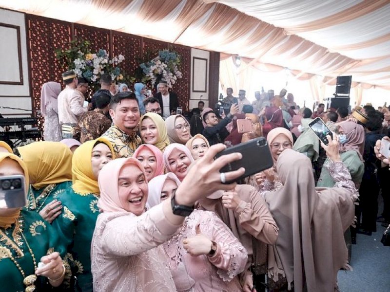 Duet Bupati Gowa-Fadly Hingga jadi Rebutan Selfi di Pernikahan Anak Bupati Jeneponto   