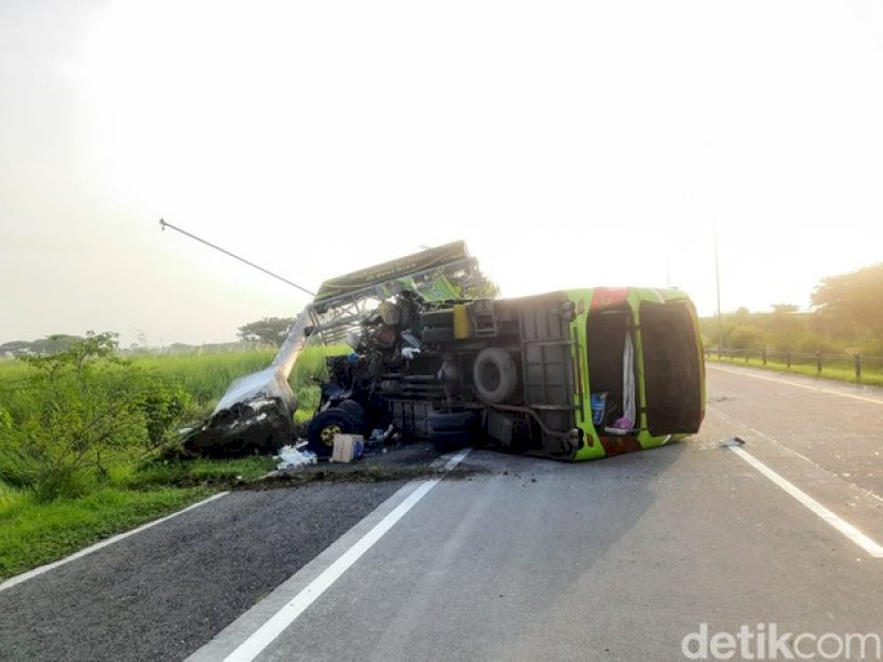 Bus Pariwisata Tabrak Tiang VMS di Jalan Tol, 15 Penumpang Meninggal