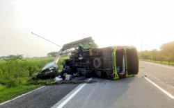 Bus Pariwisata Tabrak Tiang VMS di Jalan Tol, 15 Penumpang Meninggal