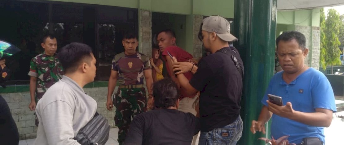 Pelaku memakai baju coklat dengan potongan rambut cepak diamankan oleh Anggota Kodim Kabupaten Gowa, Senin (16/5/2022). Pelaku memakai baju coklat dengan potongan rambut cepak diamankan oleh Anggota Kodim Kabupaten Gowa, Senin (16/5/2022).