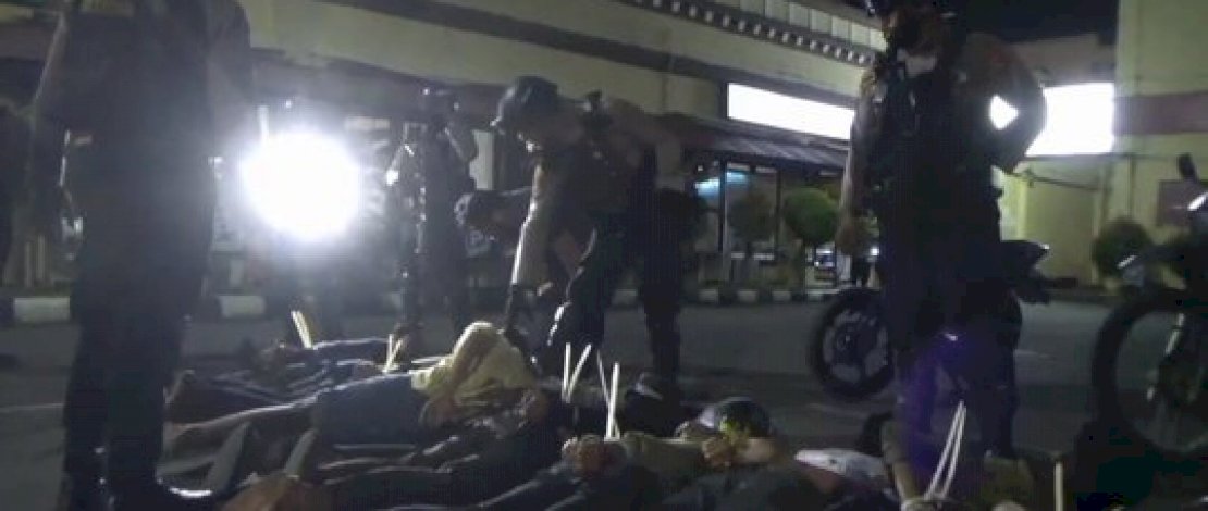 Siap Perang Bawa Busur dan Parang, Puluhan Anggota Geng Motor Dibekuk Polisi